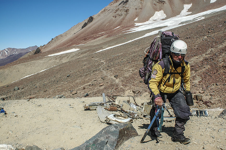 Trekking - Mujer De Senderismo En Las Montañas En Un Día De Calma